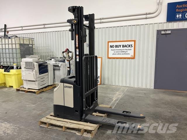 Crown ES 4000 Самохідні електроштабелери