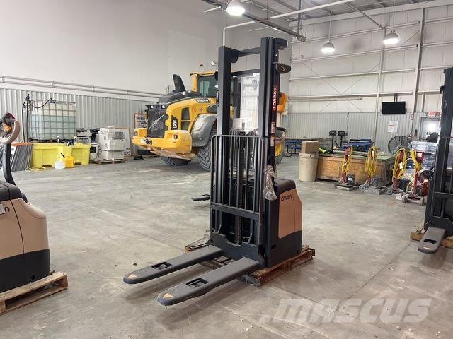 Crown ES 4000 Самохідні електроштабелери