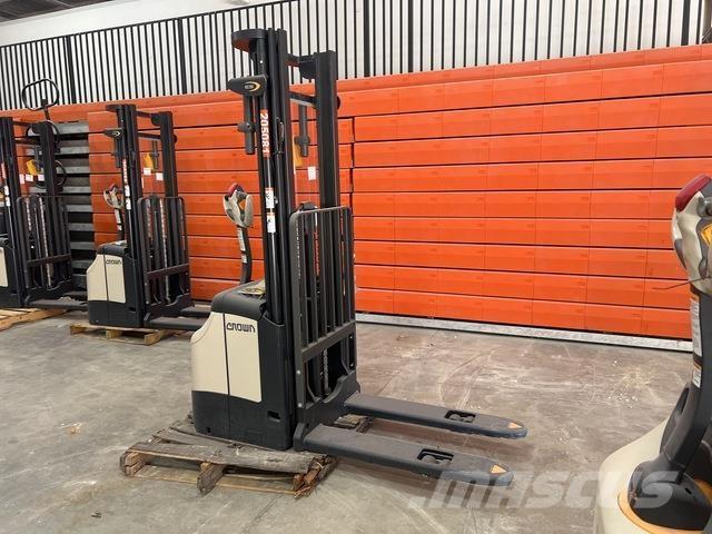 Crown ES 4000 Самохідні електроштабелери