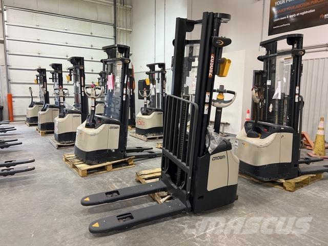 Crown ES 4000 Самохідні електроштабелери