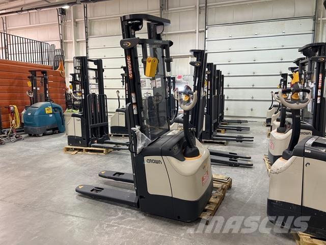 Crown ES 4000 Самохідні електроштабелери