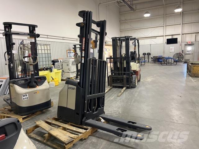 Crown ES 4000 Самохідні електроштабелери