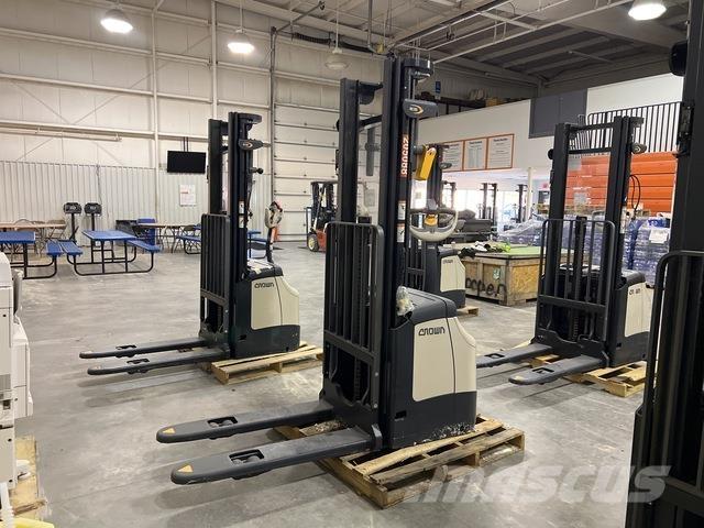 Crown ES 4000 Самохідні електроштабелери