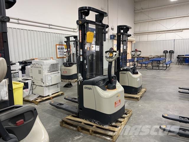 Crown ES 4000 Самохідні електроштабелери