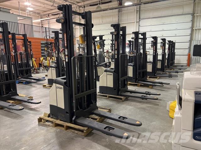 Crown ES 4000 Самохідні електроштабелери