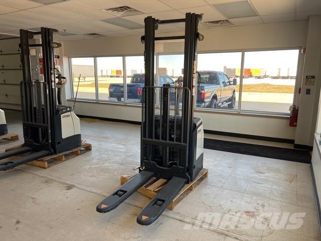 Crown ES 4000 Самохідні електроштабелери