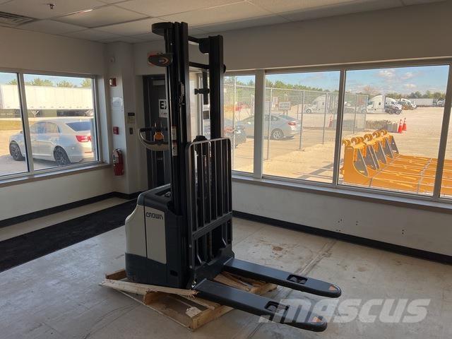 Crown ES 4000 Самохідні електроштабелери