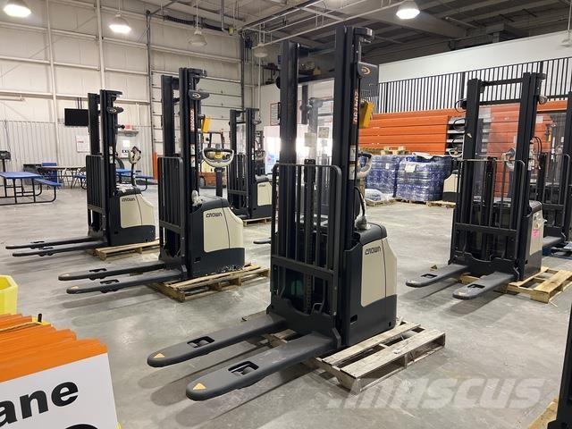 Crown ES 4000 Самохідні електроштабелери