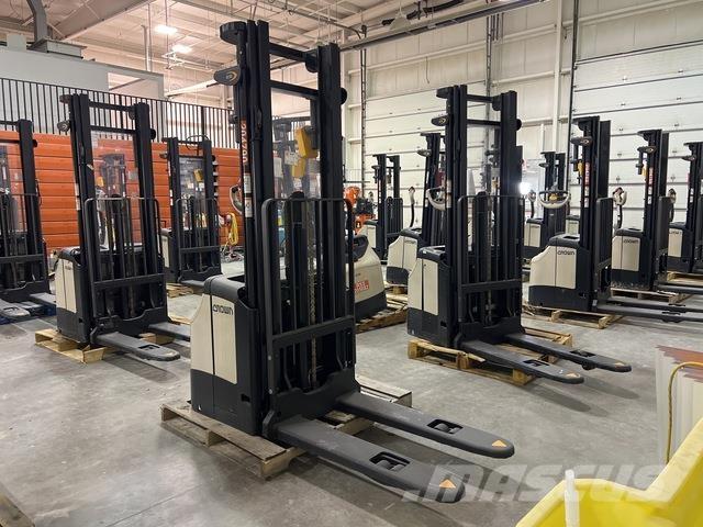 Crown ES 4000 Самохідні електроштабелери