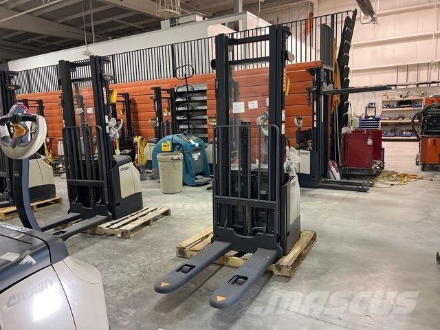 Crown ES 4000 Самохідні електроштабелери