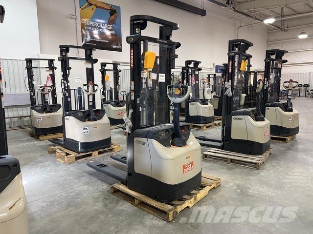 Crown ES 4000 Самохідні електроштабелери