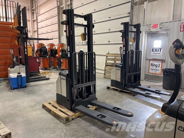 Crown ES 4000 Самохідні електроштабелери