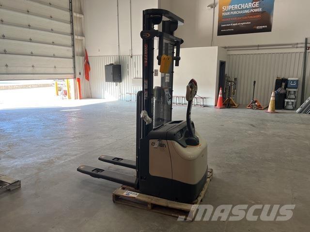 Crown ES 4000 Самохідні електроштабелери