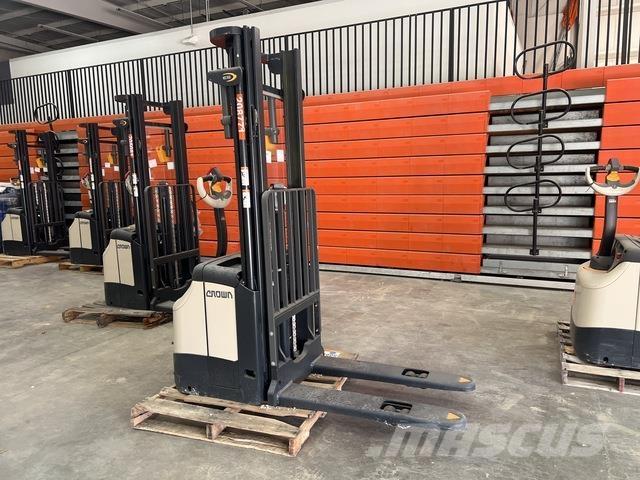 Crown ES 4000 Самохідні електроштабелери