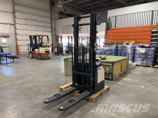 Crown ES 4000 Самохідні електроштабелери