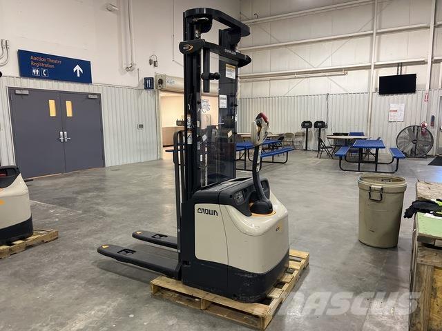 Crown ES 4000 Самохідні електроштабелери