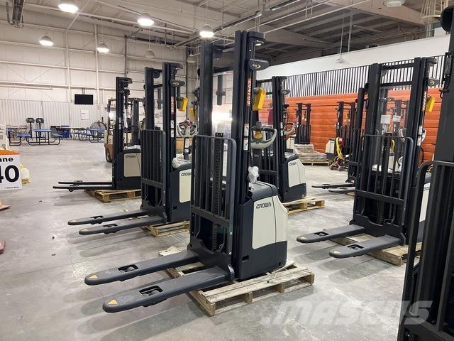 Crown ES 4000 Самохідні електроштабелери