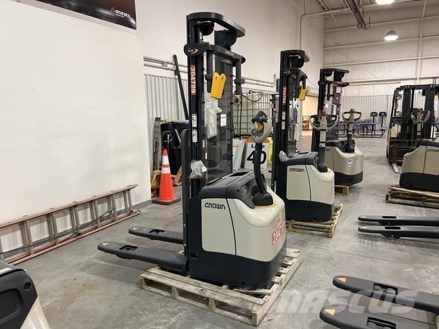 Crown ES 4000 Самохідні електроштабелери