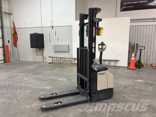 Crown ES 4000 Самохідні електроштабелери