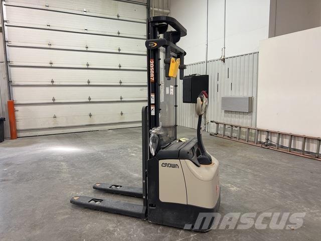 Crown ES 4000 Самохідні електроштабелери