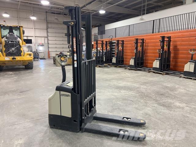 Crown ES 4000 Самохідні електроштабелери