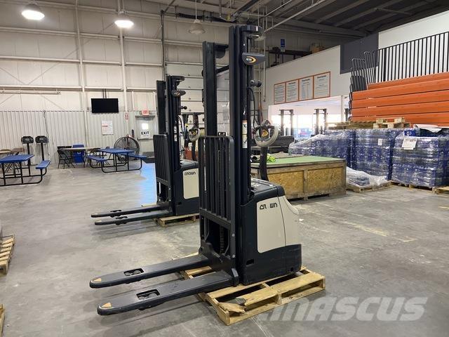 Crown ES 4000 Самохідні електроштабелери