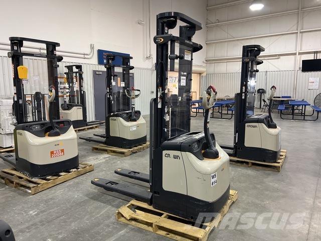 Crown ES 4000 Самохідні електроштабелери