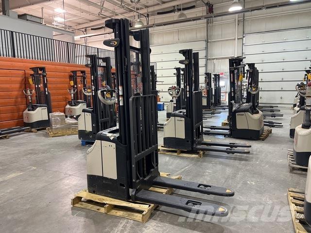 Crown ES 4000 Самохідні електроштабелери