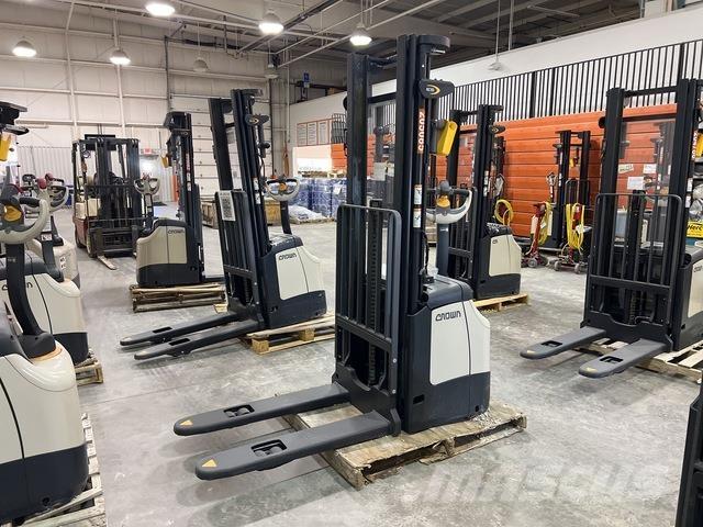 Crown ES 4000 Самохідні електроштабелери