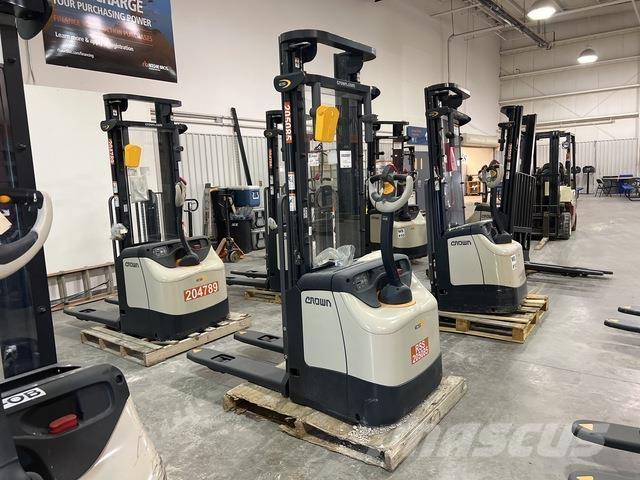 Crown ES 4000 Самохідні електроштабелери