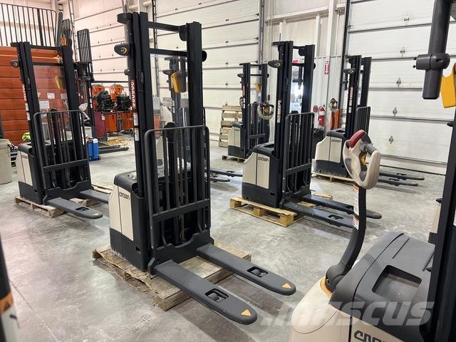 Crown ES 4000 Самохідні електроштабелери