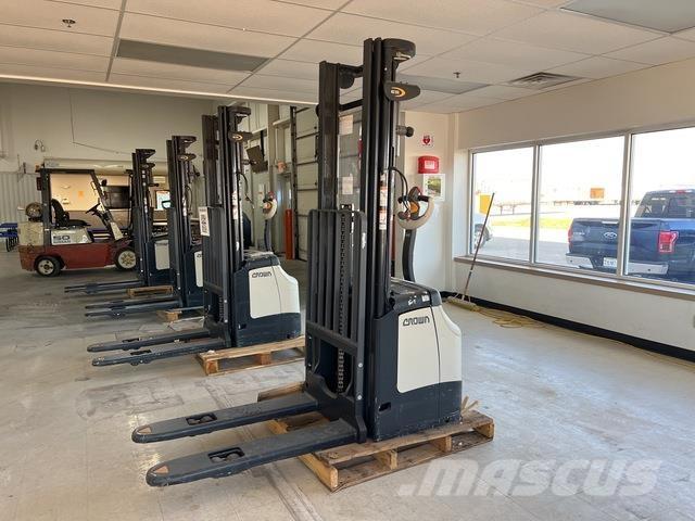 Crown ES 4000 Самохідні електроштабелери