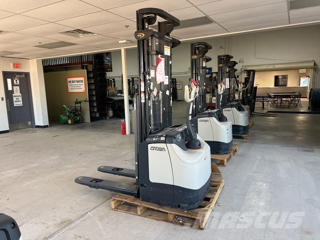 Crown ES 4000 Самохідні електроштабелери