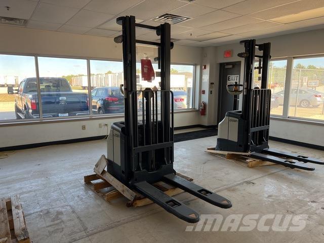 Crown ES 4000 Самохідні електроштабелери