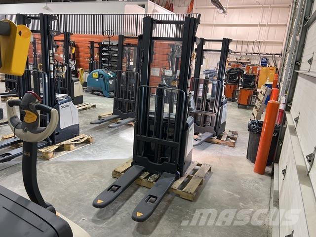 Crown ES 4000 Самохідні електроштабелери