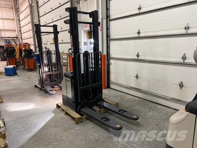 Crown ES 4000 Самохідні електроштабелери