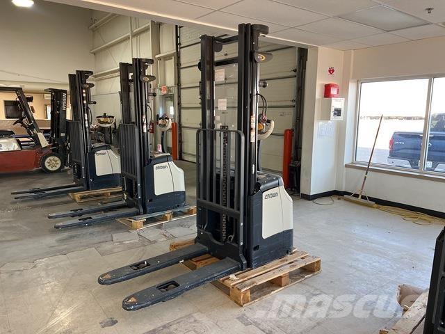 Crown ES 4000 Самохідні електроштабелери