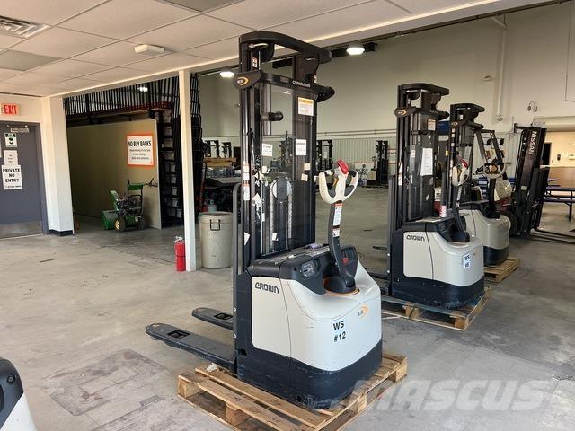 Crown ES 4000 Самохідні електроштабелери