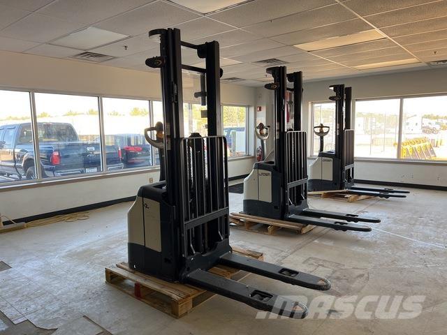 Crown ES 4000 Самохідні електроштабелери