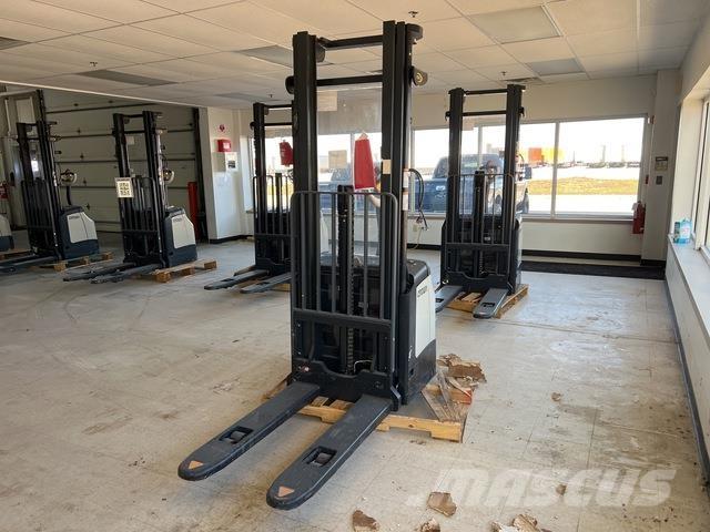 Crown ES 4000 Самохідні електроштабелери