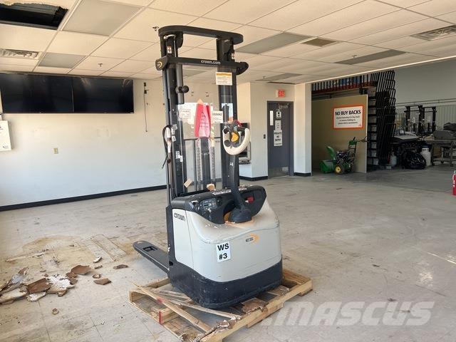 Crown ES 4000 Самохідні електроштабелери