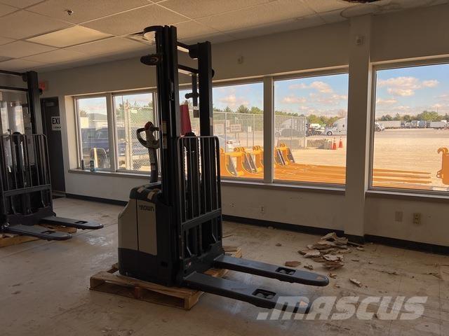 Crown ES 4000 Самохідні електроштабелери