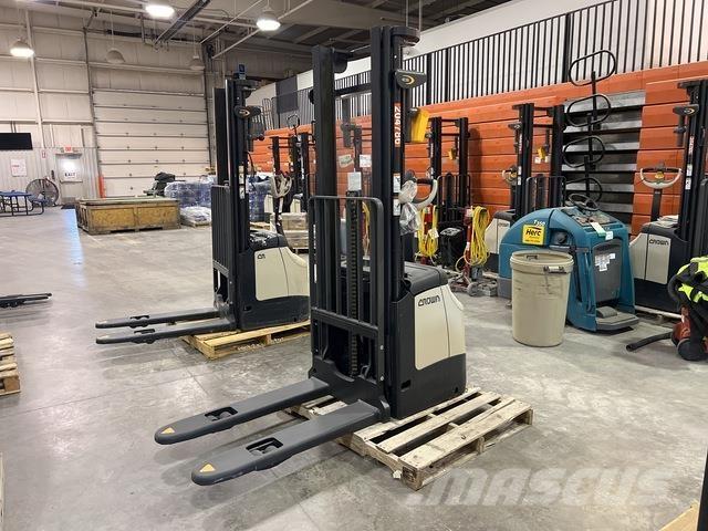 Crown ES 4000 Самохідні електроштабелери