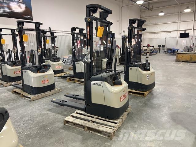 Crown ES 4000 Самохідні електроштабелери