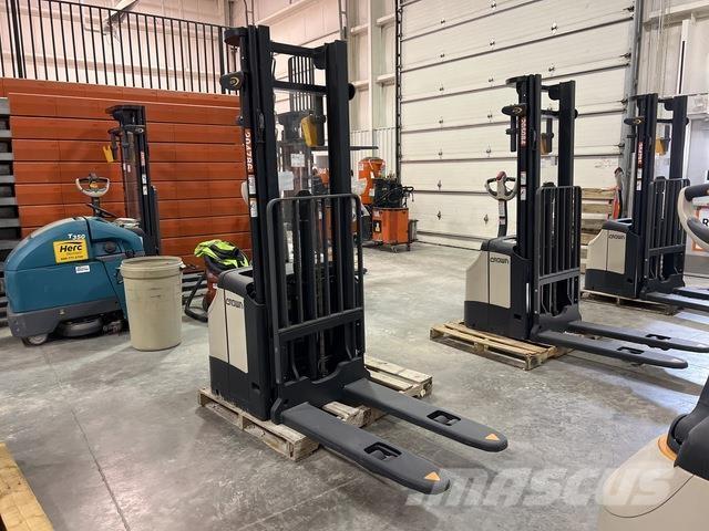 Crown ES 4000 Самохідні електроштабелери