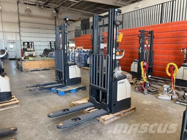 Crown ES 4000 Самохідні електроштабелери