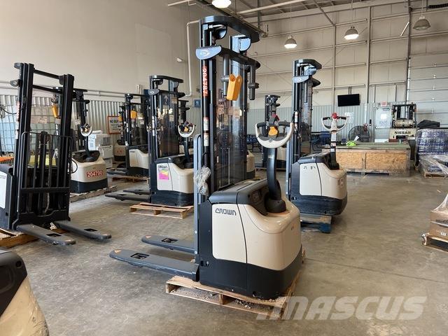 Crown ES 4000 Самохідні електроштабелери