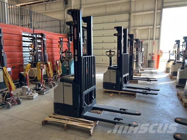 Crown ES 4000 Самохідні електроштабелери