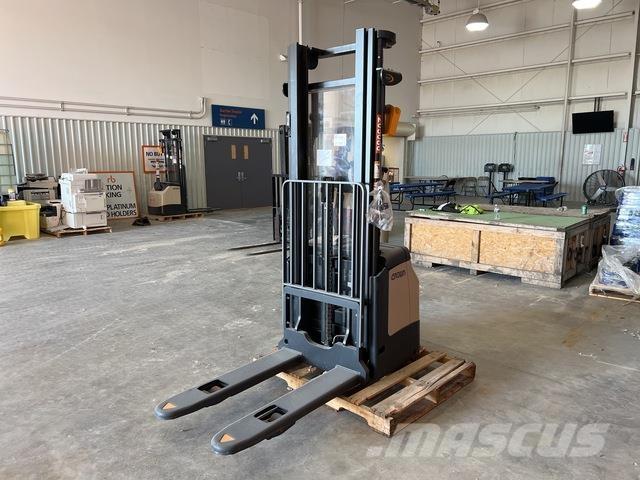 Crown ES 4000 Самохідні електроштабелери