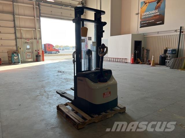 Crown ES 4000 Самохідні електроштабелери